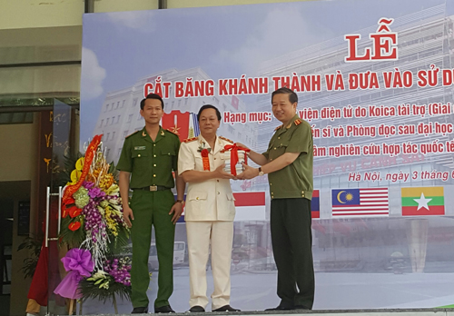 Đồng chí Bộ trưởng tặng sách cho Thư viện Lê Quân Học viện CSND